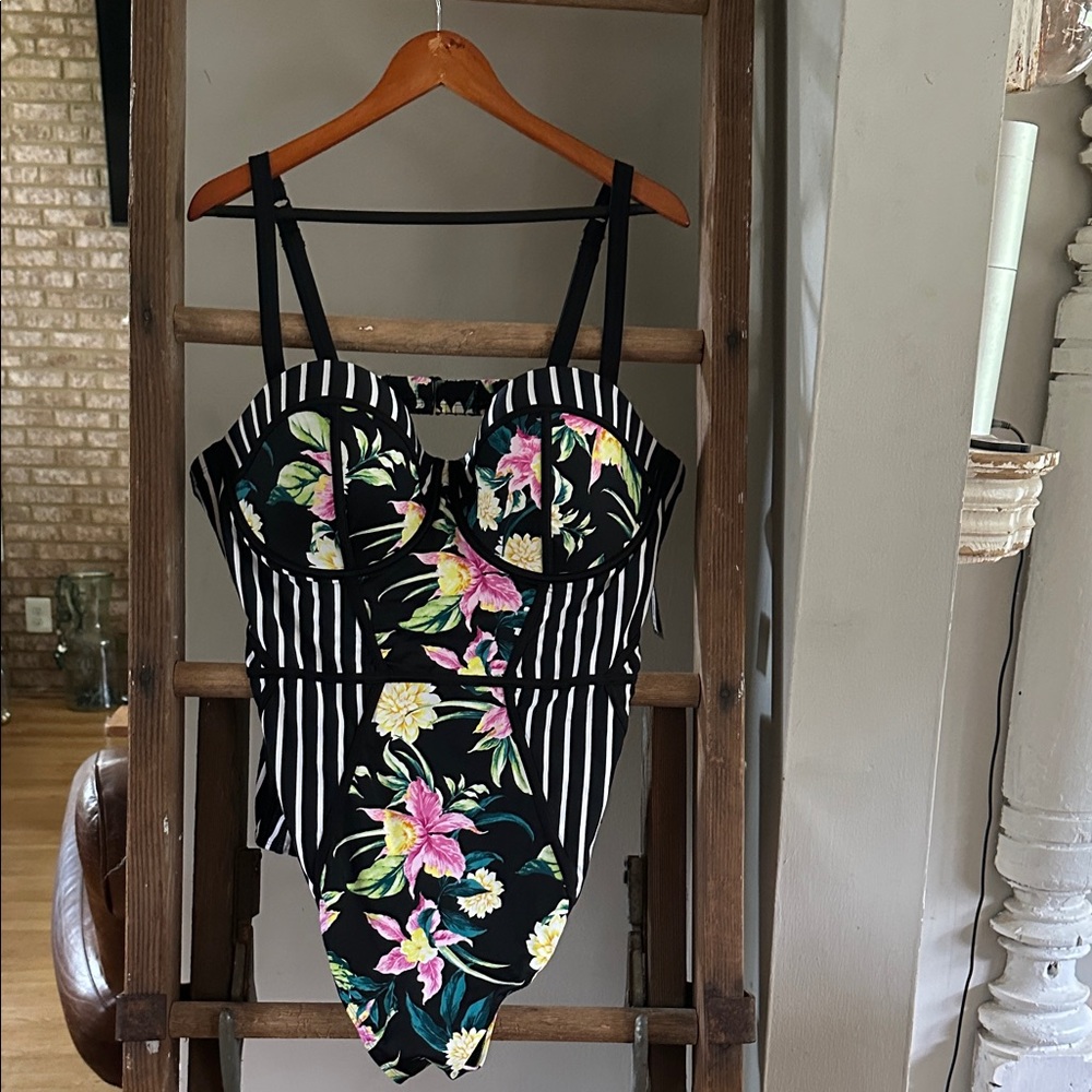TORRID LIGHTLY LINED MID COVERAGE FLORAL BATHING SUIT ONE PIECE 3X DD / F NEW